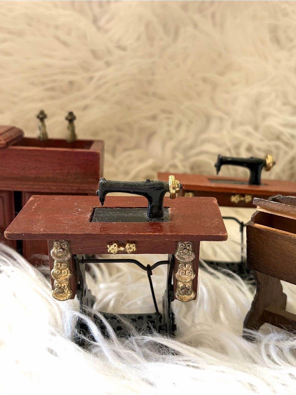 Vintage Dollhouse Miniature Sewing Machine with Table Dollhouse Furniture Decor